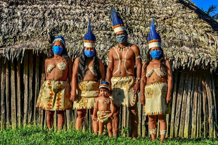 Une famille de Huitoto colombiens portant des masques chirurgicaux Une famille de Huitoto colombiens portant des masques chirurgicaux