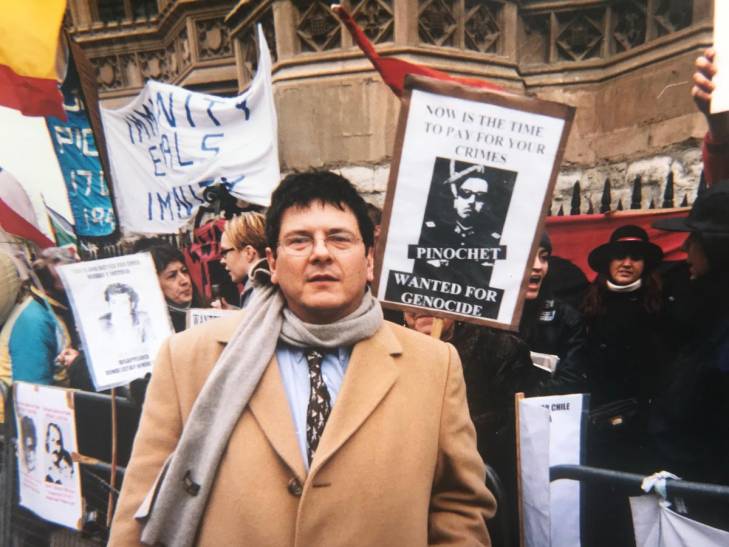 Reed Brody in a demonstration against former Chilean dictator Augusto Pinochet