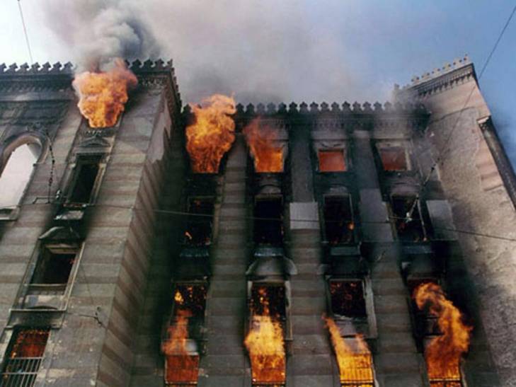 Bibliothèque de Sarajevo en flammes Bibliothèque de Sarajevo en flammes