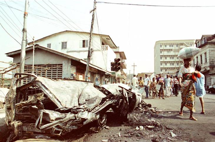 Rues détruites de Freetown (Sierra Leone) en 1999 Rues détruites de Freetown (Sierra Leone) en 1999