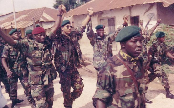 Sanna Sabally aux côtés de Yahya Jammeh en 1994. Il coparaît aujourd'hui devant la Commission vérité en Gambie (TRRC) Sanna Sabally aux côtés de Yahya Jammeh en 1994. Il coparaît aujourd'hui devant la Commission vérité en Gambie (TRRC)