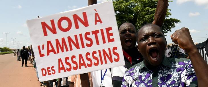 Burkina-Faso : Au Burkina-Faso des manifestants brandissent une pancarte :