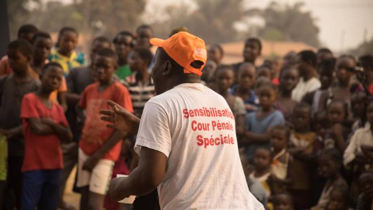 An actor/facilitator on a mission to raise awareness about SCC in the streets of Bangui. An actor/facilitator on a mission to raise awareness about SCC in the streets of Bangui.