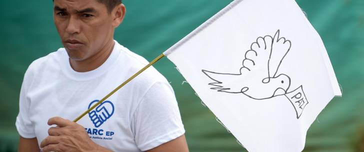 Démobilisation des FARC en Colombie Un ancien soldat des FARC brandit le drapeau de la paix lors d’une cérémonie finale d’abandon de la lutte armée, en juin 2017.